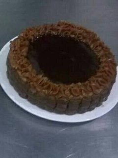 Una foto de Torta clásica de dulce de leche😍