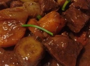Una foto de Boeuf bourguignon clásico de la cocina francesa a la porteña