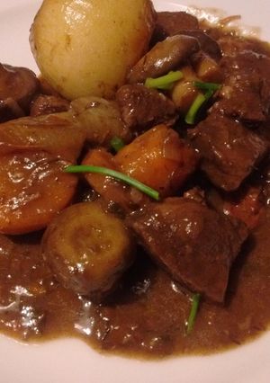 Una foto de Boeuf bourguignon clásico de la cocina francesa a la porteña