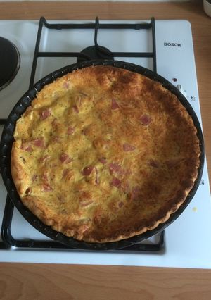 Une photo de Quiche au gruyère râpée, jambon accompagné de 4 épices
