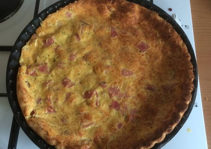 Quiche au gruyère râpée, jambon accompagné de 4 épices