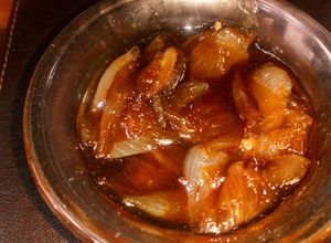 Una foto de Cebollas caramelizadas al oporto