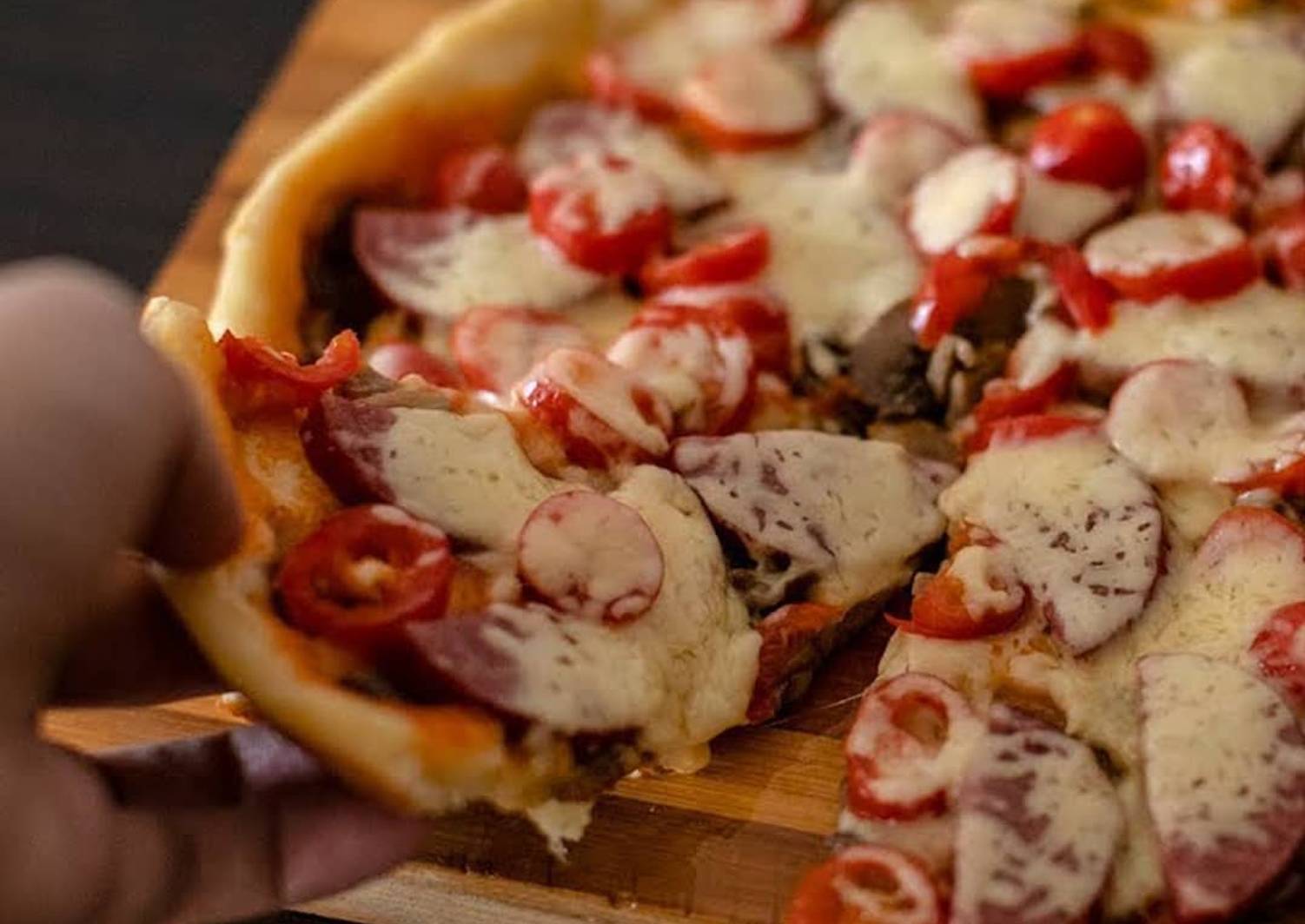рецепт приготовления пиццы с грибами и колбасой в домашних фото 111