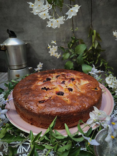 Foto di Torta yogurt, more e frutta sciroppata