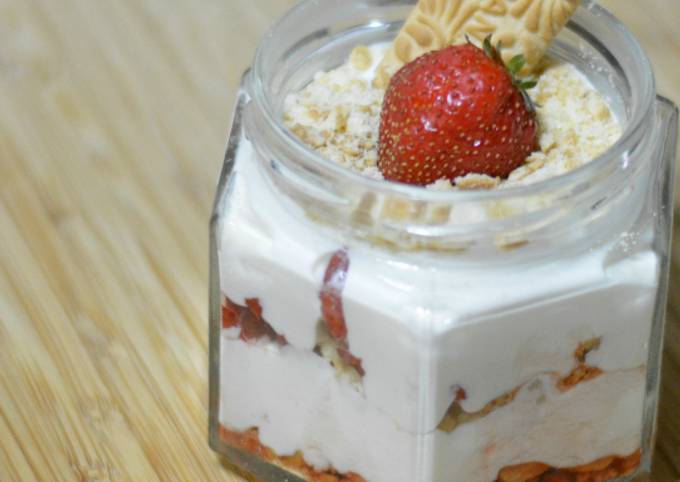 κύρια φωτογραφία συνταγής Trifle με φράουλα