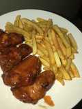 Alitas en salsa BBQ con papas fritas