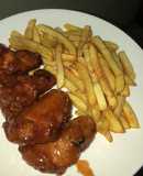Alitas en salsa BBQ con papas fritas