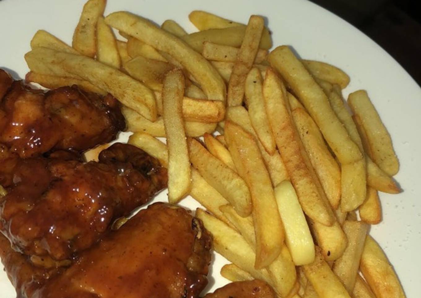 Alitas en salsa BBQ con papas fritas