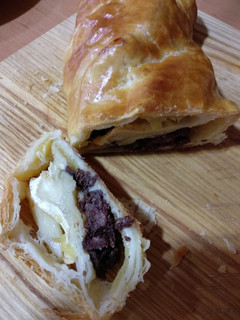 Una foto de Hojaldre de manzana, morcilla y queso de cabra