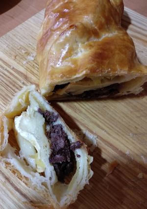 Una foto de Hojaldre de manzana, morcilla y queso de cabra