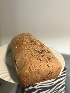 Una foto de Pan integral con semillas