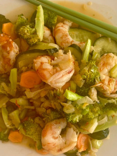 Una foto de Gambas picantes con pepino y brócoli (Verduras)