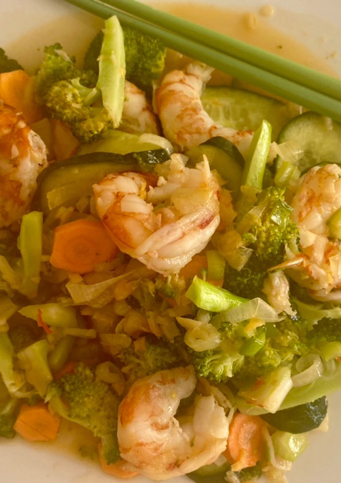 Una foto de Gambas picantes con pepino y brócoli (Verduras)