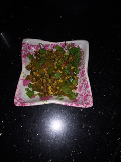 शिमला मिरची मुंग भाजी रेसपी (shimla mirch moong bhaji recipe in marathi) रेसिपी चे मुख्य फोटो