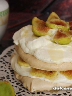 Una foto de Pavlova con higos y sirope de Ágave
