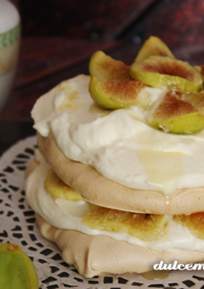 Una foto de Pavlova con higos y sirope de Ágave