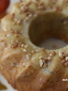 Una foto de Bundt cake de calabaza, coco y nueces