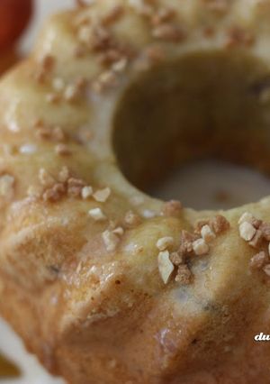 Una foto de Bundt cake de calabaza, coco y nueces