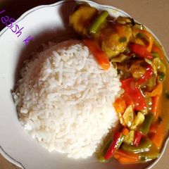 A picture of Boiled rice and sauce.