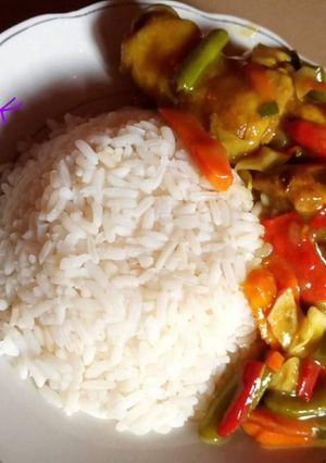 A picture of Boiled rice and sauce.