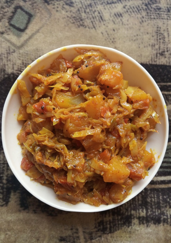કોબી બટાકા નું શાક (Kobi Bataka Shak Recipe In Gujarati) રેસીપી મુખ્ય ફોટો