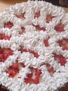 Una foto de Tarta de frutillas picadas y cremas 🍓🥧