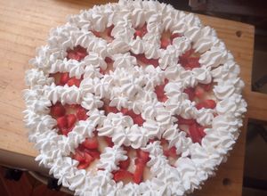 Una foto de Tarta de frutillas picadas y cremas 🍓🥧
