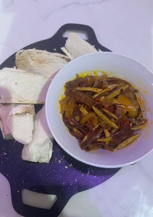 A picture of Roasted Ji (yam) and sauce.
