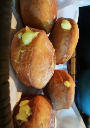 A picture of Donuts filled with vanilla custard ice.