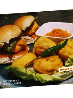 स्ट्रीट स्टाईल वडा पाव (street style vada pav recipe in marathi) रेसिपी चे मुख्य फोटो