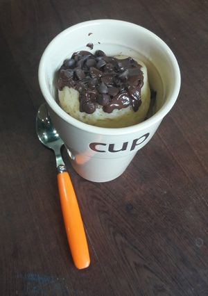 Una foto de •Mug Cake de Vainilla con chips de chocolate•