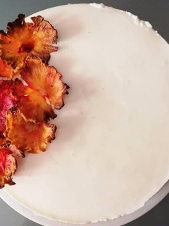 Foto di Torta allo yogurt con crema di ananas e fiori di ananas