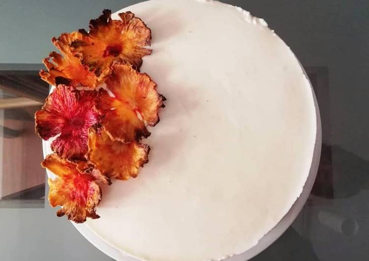Torta allo yogurt con crema di ananas e fiori di ananas