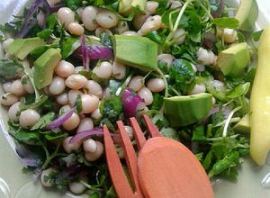 Una foto de Ensalada de Porotos Blancos, Palta y Berros