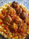 Albóndigas con vegetales y pasta