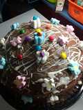 Torta de chocolate con malvaviscos en flor