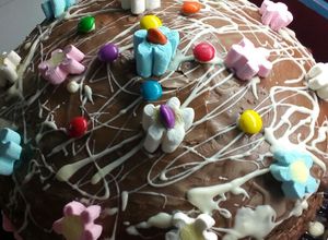 Una foto de Torta de chocolate con malvaviscos en flor
