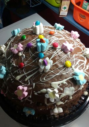 Una foto de Torta de chocolate con malvaviscos en flor