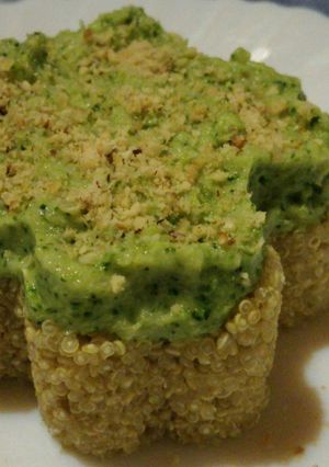 Une photo de Purée de brocoli à la noisette et quinoa