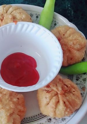 A picture of Aloo pyaaz ki kachodi.