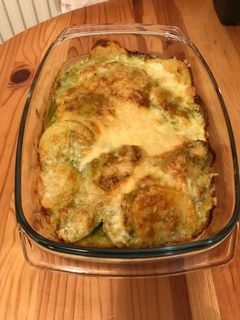 Pestos-sajtos csirke krumplival recept fotója