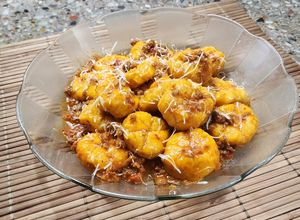 Una foto de Ñoquis soufflé de zapallo cabutiá 🎃 Ñoquis con forma de calabaza