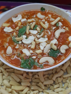 કાજુ ગાંઠિયા નું શાક (Kaju Ganthiya Shak Recipe In Gujarati) રેસીપી મુખ્ય ફોટો