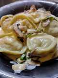 Capeletis de albahaca rellenos de pollo con salsa de champiñones