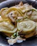 Capeletis de albahaca rellenos de pollo con salsa de champiñones
