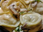 Una foto de capeletinis salsa con queso