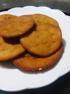 મીઠી પૂરી(Mithi Puri recipe in Gujarati) રેસીપી મુખ્ય ફોટો