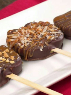 Una foto de Paleta de Manzanas con chocolate - Botanas/picaderas🍎🍫