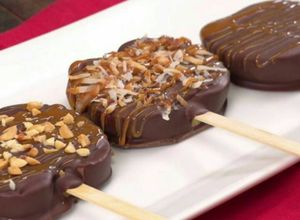 Una foto de Paleta de Manzanas con chocolate - Botanas/picaderas🍎🍫