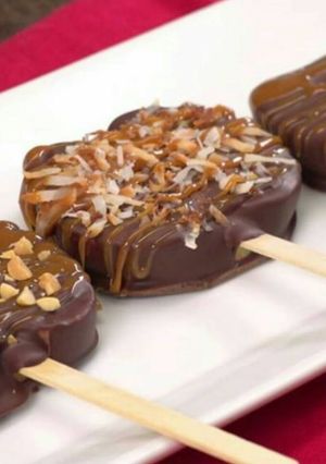 Una foto de Paleta de Manzanas con chocolate - Botanas/picaderas🍎🍫